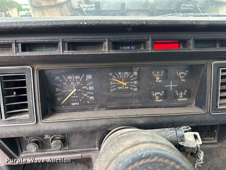 image for item MQ9399 1995 Ford F800  flatbed truck