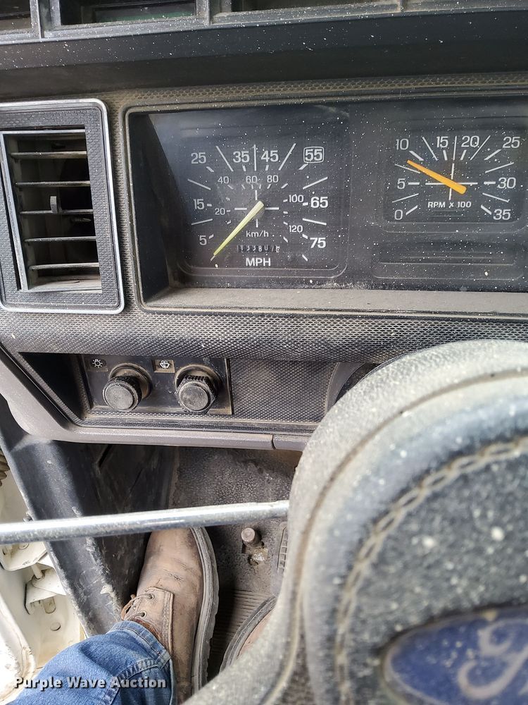 image for item MQ9399 1995 Ford F800  flatbed truck