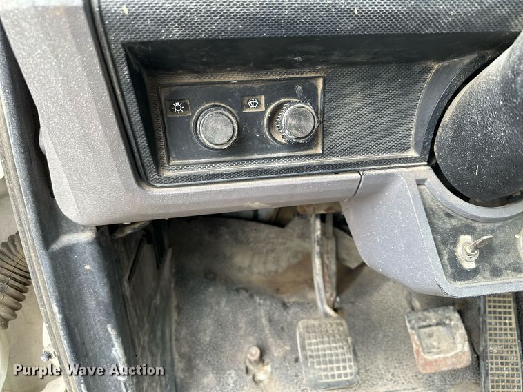 image for item MQ9399 1995 Ford F800  flatbed truck