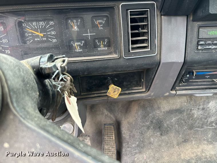 image for item MQ9399 1995 Ford F800  flatbed truck