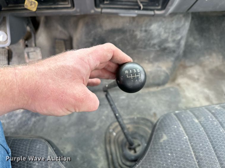 image for item MQ9399 1995 Ford F800  flatbed truck