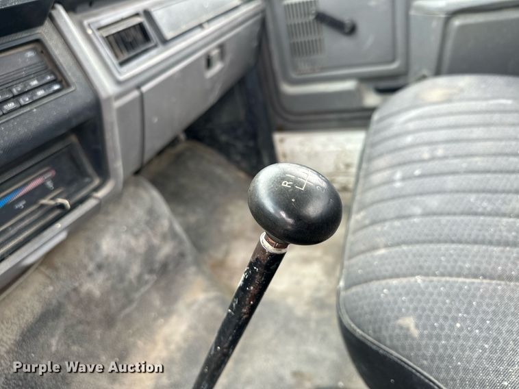 image for item MQ9399 1995 Ford F800  flatbed truck