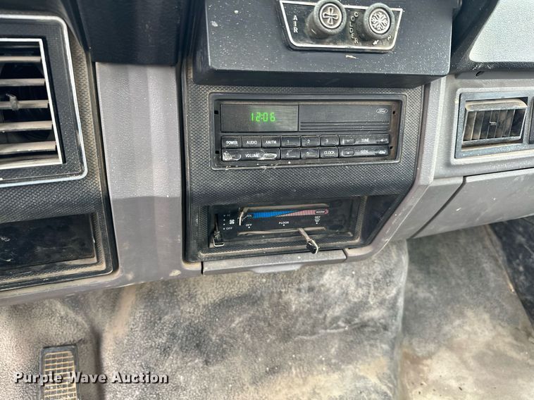 image for item MQ9399 1995 Ford F800  flatbed truck