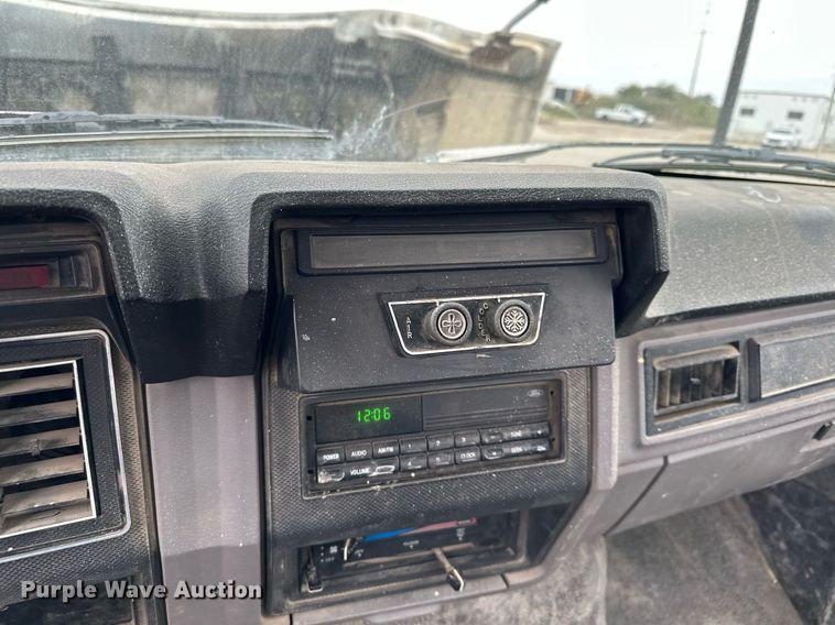 image for item MQ9399 1995 Ford F800  flatbed truck