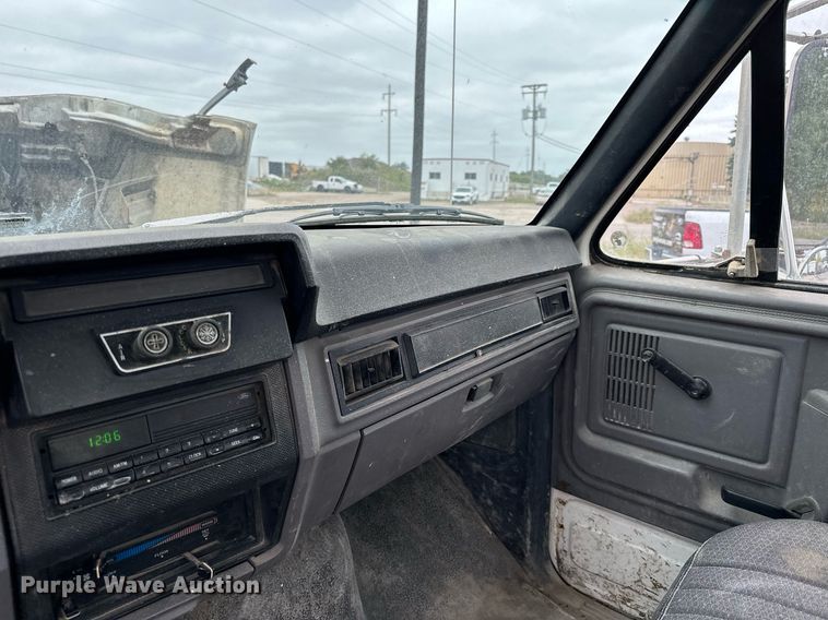 image for item MQ9399 1995 Ford F800  flatbed truck