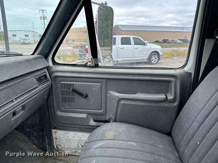 image for item MQ9399 1995 Ford F800  flatbed truck