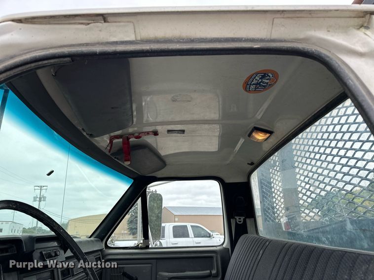 image for item MQ9399 1995 Ford F800  flatbed truck