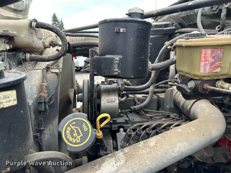 image for item MQ9399 1995 Ford F800  flatbed truck