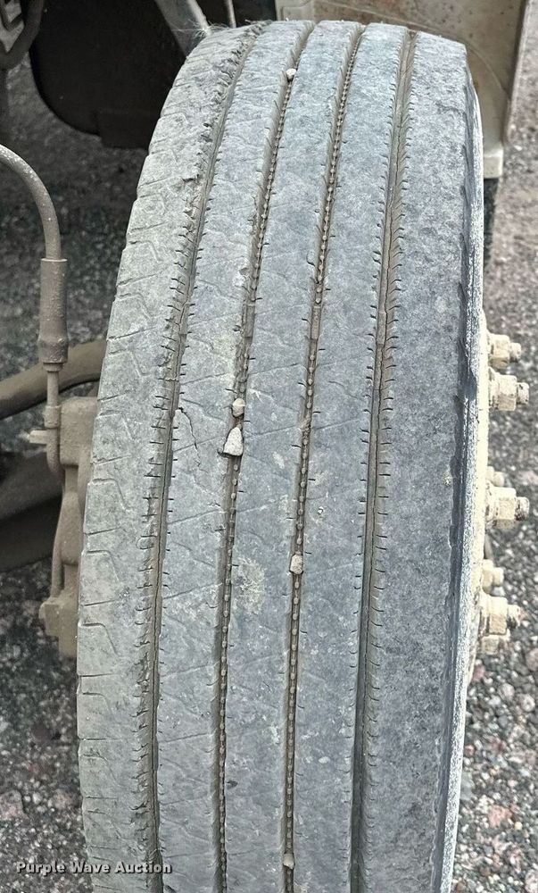 image for item MQ9399 1995 Ford F800  flatbed truck