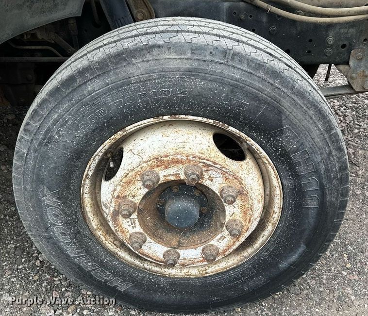 image for item MQ9399 1995 Ford F800  flatbed truck