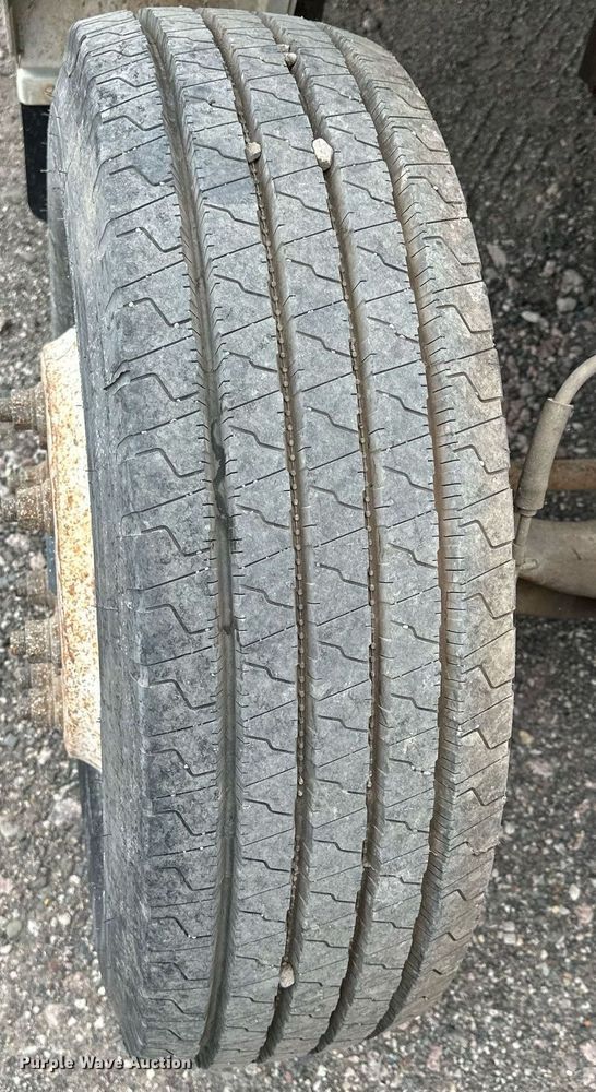 image for item MQ9399 1995 Ford F800  flatbed truck