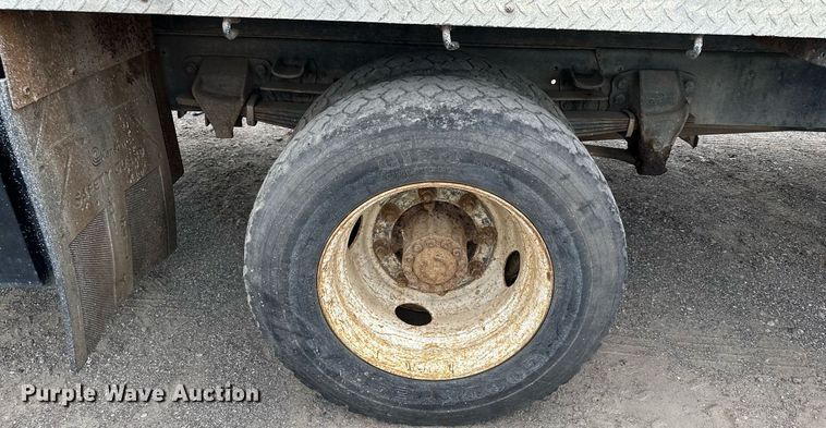 image for item MQ9399 1995 Ford F800  flatbed truck