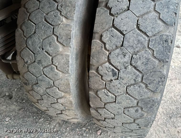 image for item MQ9399 1995 Ford F800  flatbed truck