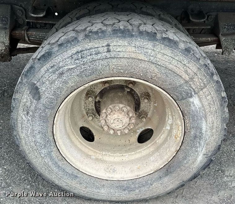 image for item MQ9399 1995 Ford F800  flatbed truck