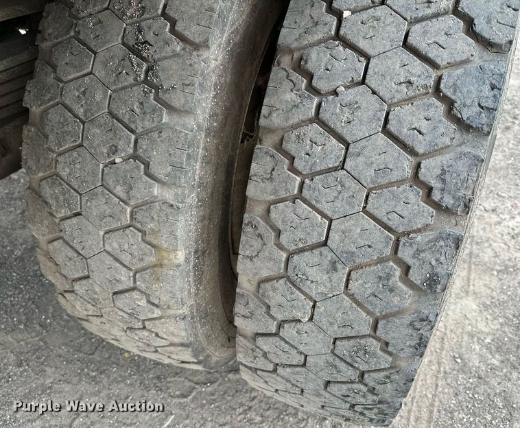 image for item MQ9399 1995 Ford F800  flatbed truck