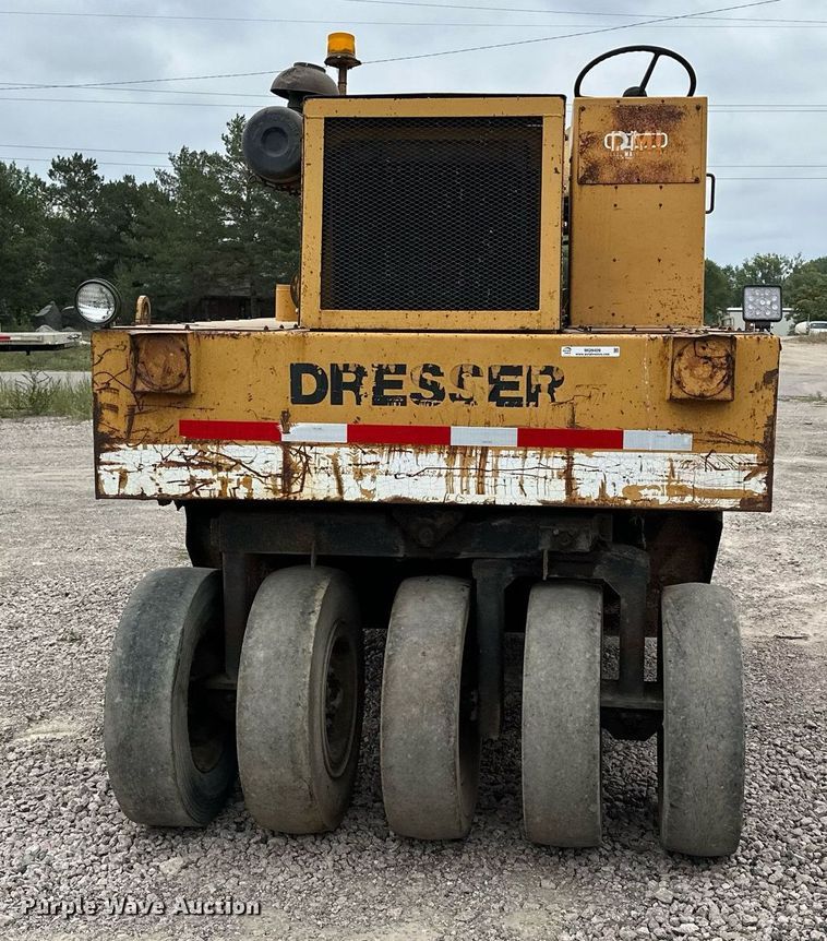 image for item MQ9409 1987 Galion Dresser SP3000  pneumatic roller