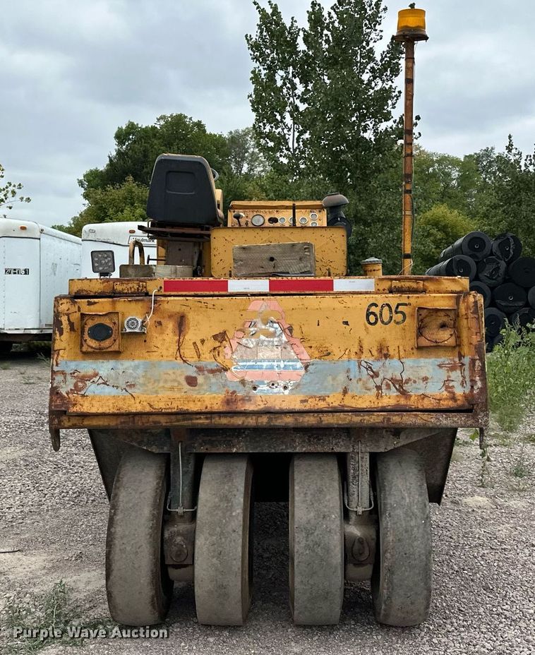 image for item MQ9409 1987 Galion Dresser SP3000  pneumatic roller