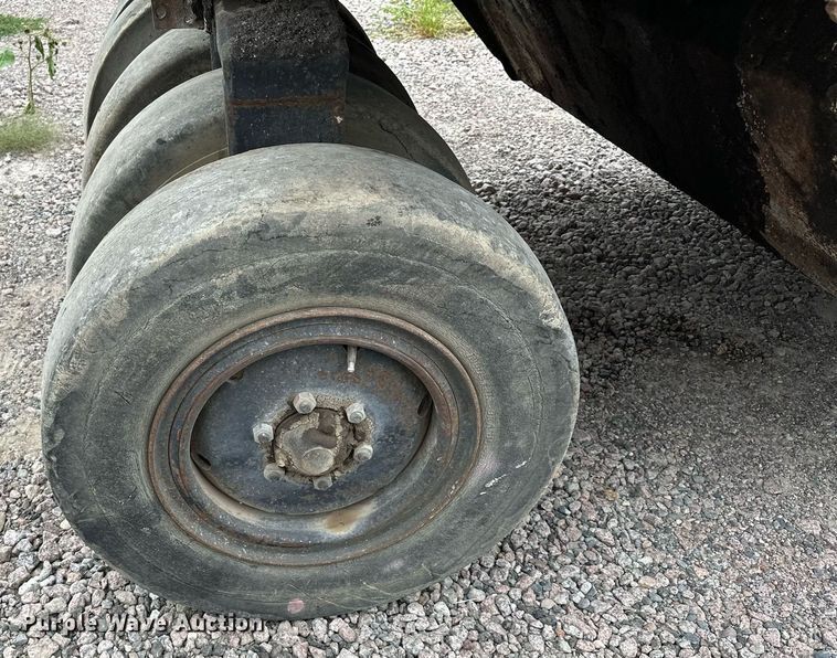 image for item MQ9409 1987 Galion Dresser SP3000  pneumatic roller