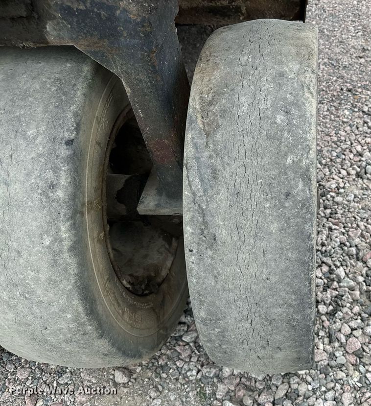 image for item MQ9409 1987 Galion Dresser SP3000  pneumatic roller