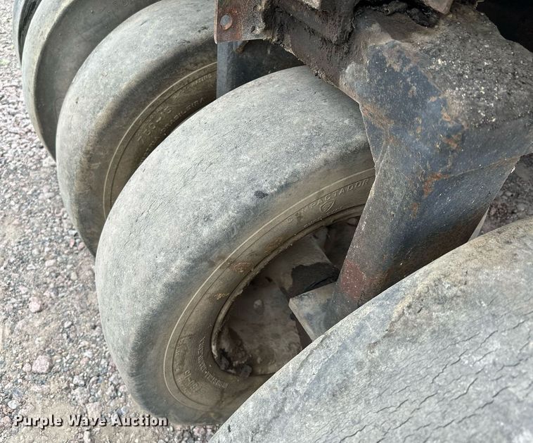 image for item MQ9409 1987 Galion Dresser SP3000  pneumatic roller