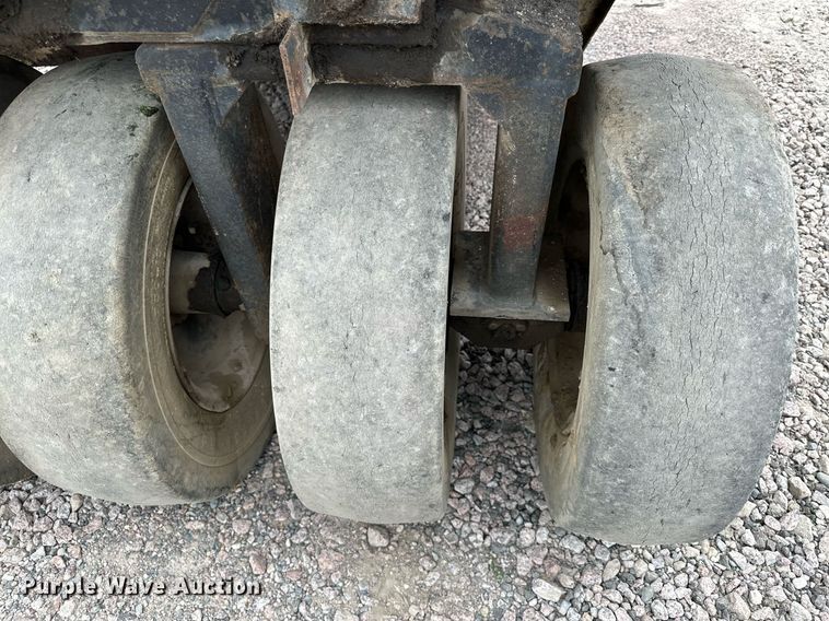 image for item MQ9409 1987 Galion Dresser SP3000  pneumatic roller