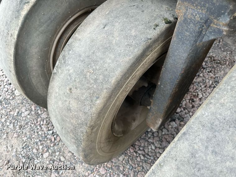 image for item MQ9409 1987 Galion Dresser SP3000  pneumatic roller