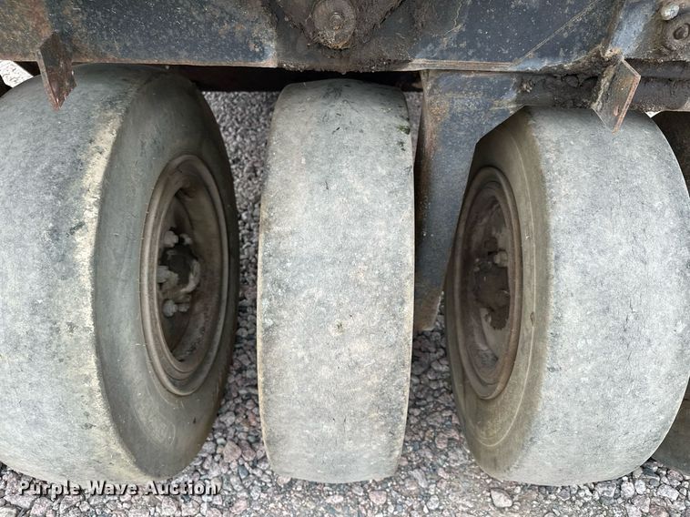 image for item MQ9409 1987 Galion Dresser SP3000  pneumatic roller