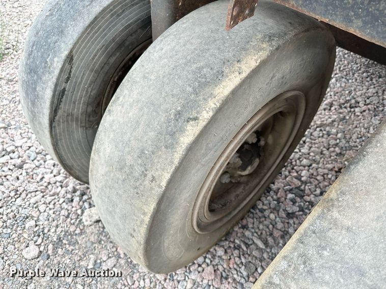 image for item MQ9409 1987 Galion Dresser SP3000  pneumatic roller