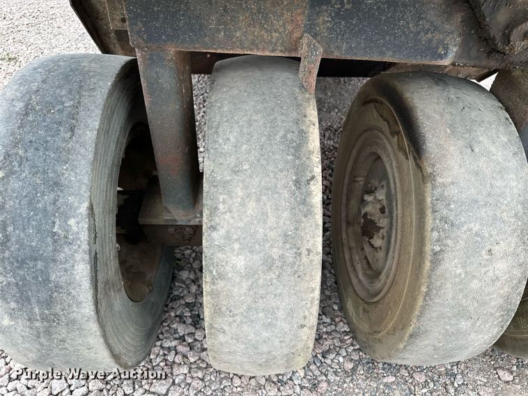 image for item MQ9409 1987 Galion Dresser SP3000  pneumatic roller