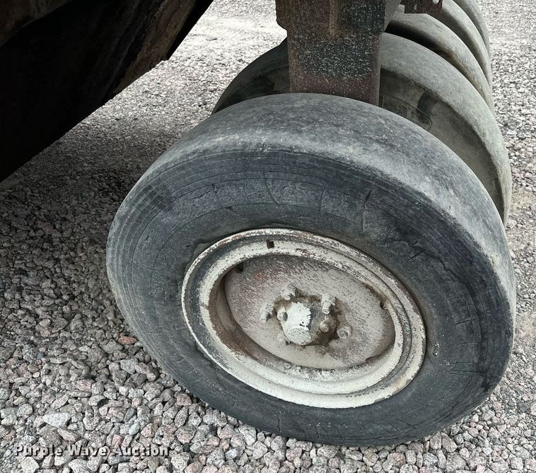 image for item MQ9409 1987 Galion Dresser SP3000  pneumatic roller