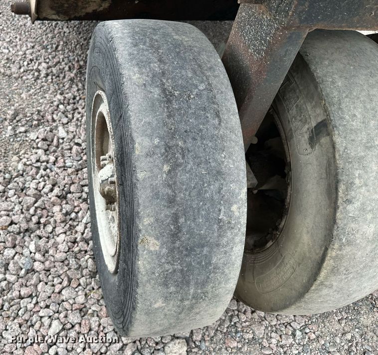 image for item MQ9409 1987 Galion Dresser SP3000  pneumatic roller