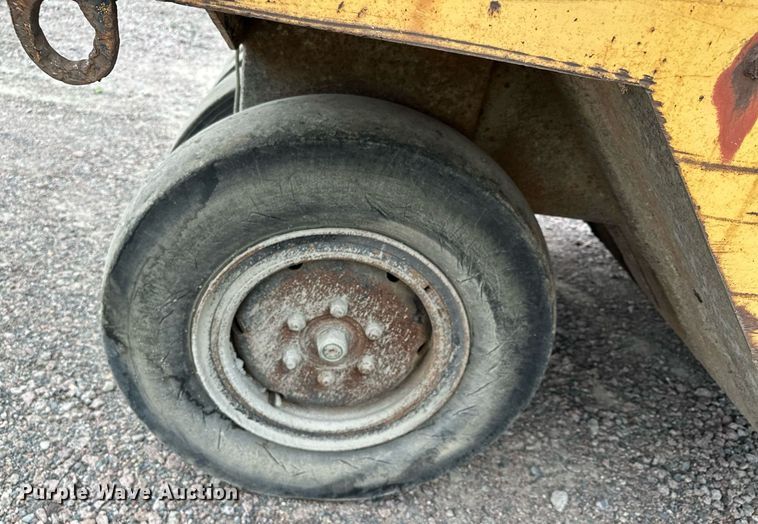 image for item MQ9409 1987 Galion Dresser SP3000  pneumatic roller