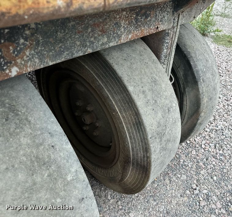 image for item MQ9409 1987 Galion Dresser SP3000  pneumatic roller