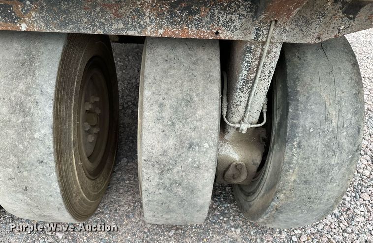 image for item MQ9409 1987 Galion Dresser SP3000  pneumatic roller