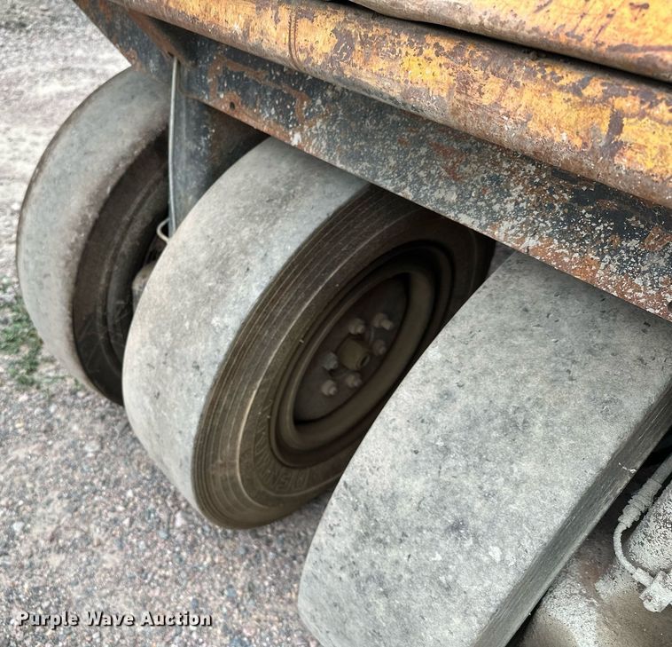 image for item MQ9409 1987 Galion Dresser SP3000  pneumatic roller