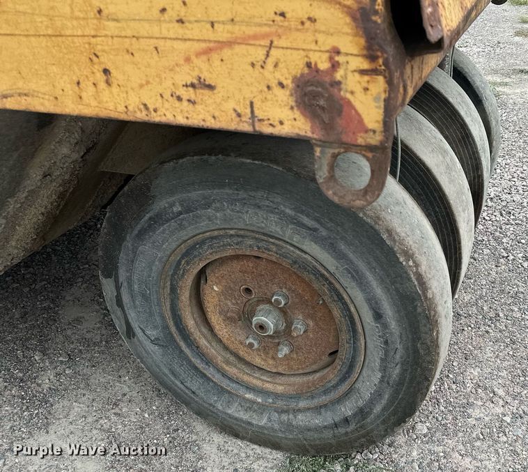 image for item MQ9409 1987 Galion Dresser SP3000  pneumatic roller