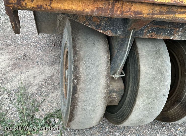 image for item MQ9409 1987 Galion Dresser SP3000  pneumatic roller