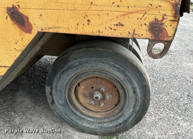 image for item MQ9409 1987 Galion Dresser SP3000  pneumatic roller