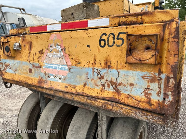 image for item MQ9409 1987 Galion Dresser SP3000  pneumatic roller