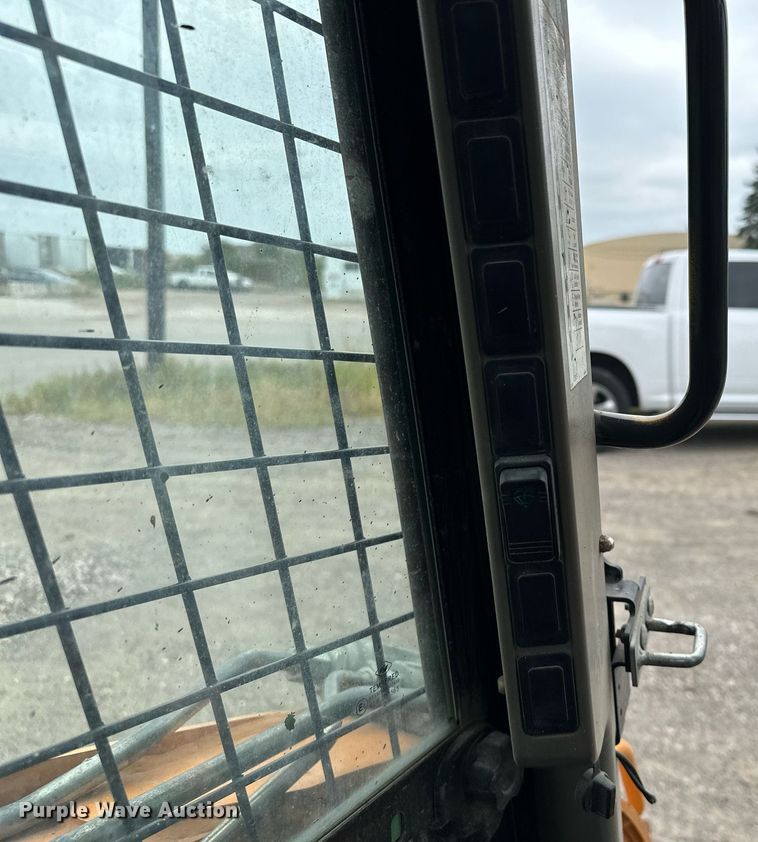 image for item MQ9418 2011 Case SR200  skid steer loader