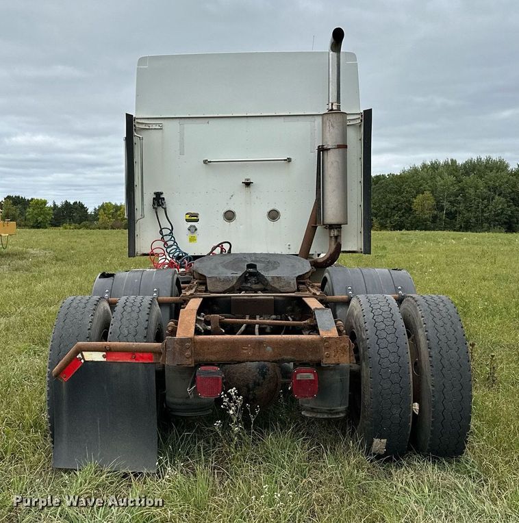 image for item MQ9431 2003 International 9200i  semi truck