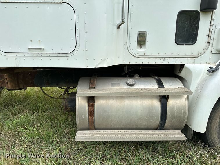 image for item MQ9431 2003 International 9200i  semi truck