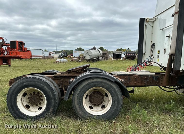 image for item MQ9431 2003 International 9200i  semi truck