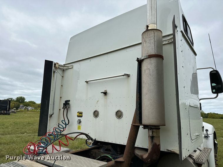 image for item MQ9431 2003 International 9200i  semi truck