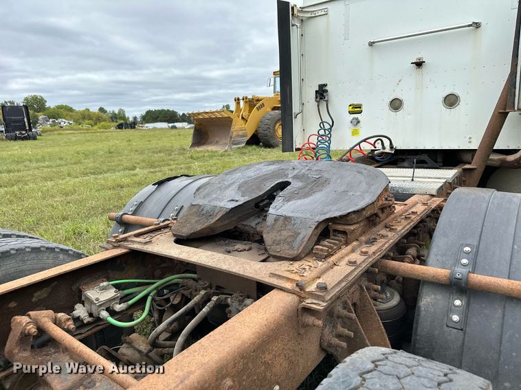 image for item MQ9431 2003 International 9200i  semi truck