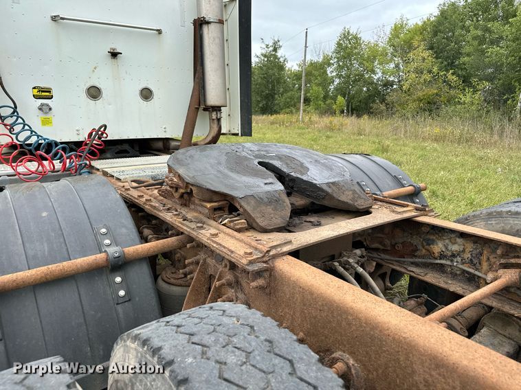 image for item MQ9431 2003 International 9200i  semi truck