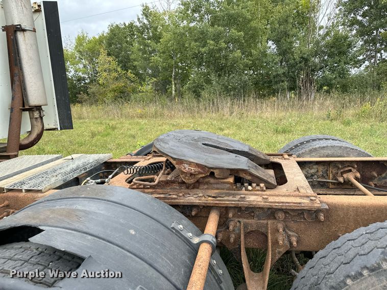 image for item MQ9431 2003 International 9200i  semi truck