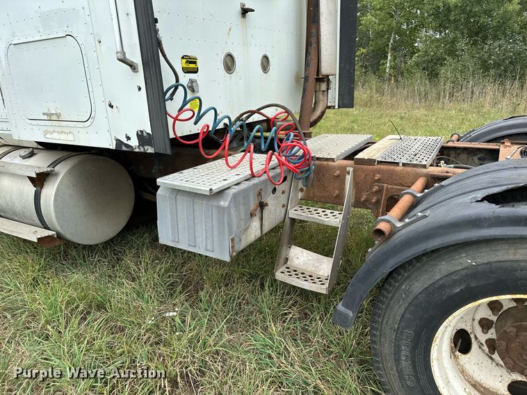 image for item MQ9431 2003 International 9200i  semi truck