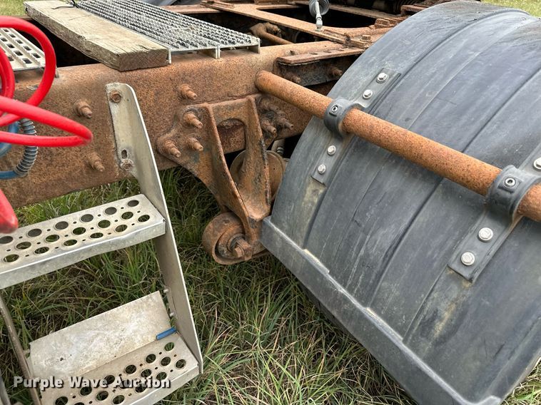 image for item MQ9431 2003 International 9200i  semi truck