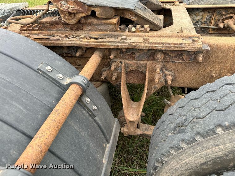 image for item MQ9431 2003 International 9200i  semi truck